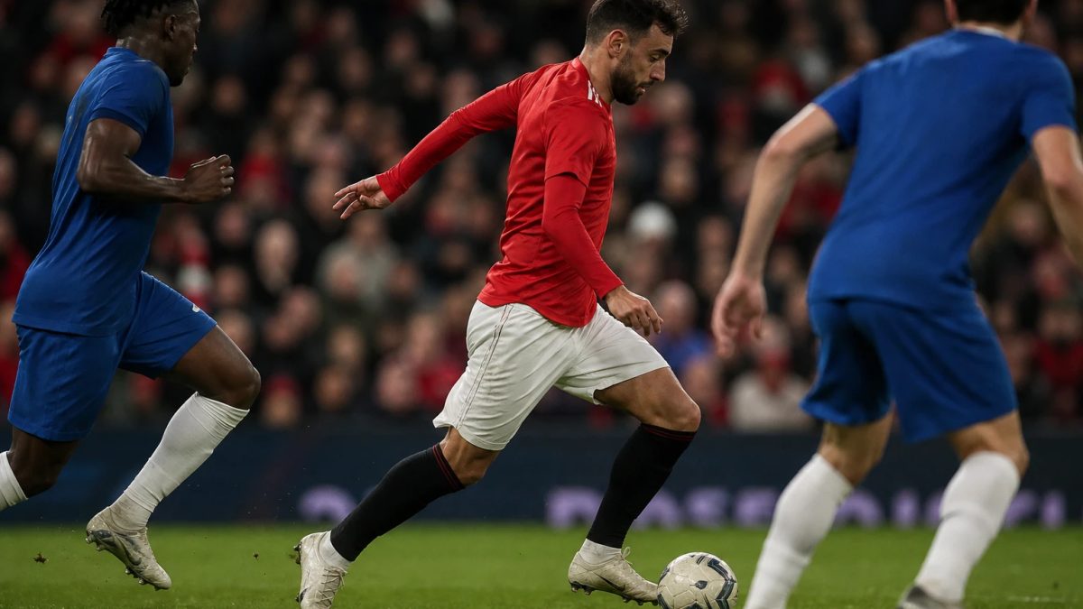 Football scene accompanying: Chelsea vs Manchester United: Bruno Fernandes, ante una prueba clave